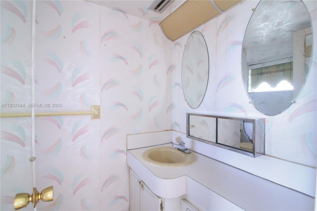 For Sale: $115,000 (1 beds, 1 baths, 1036 Square Feet)