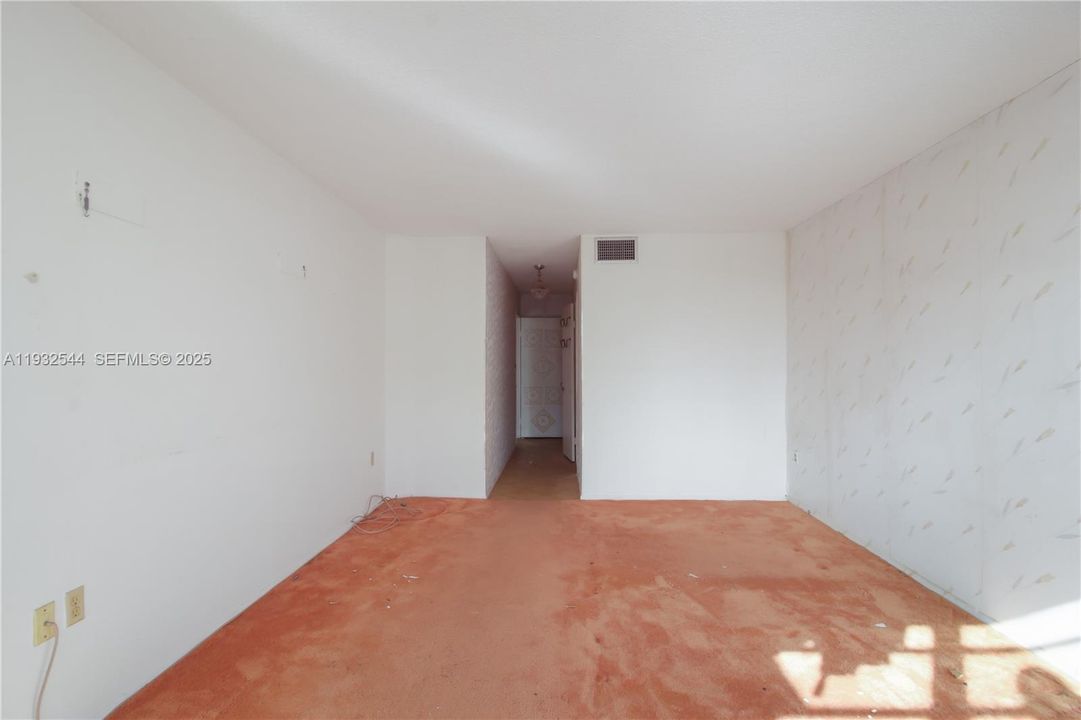 For Sale: $115,000 (1 beds, 1 baths, 1036 Square Feet)