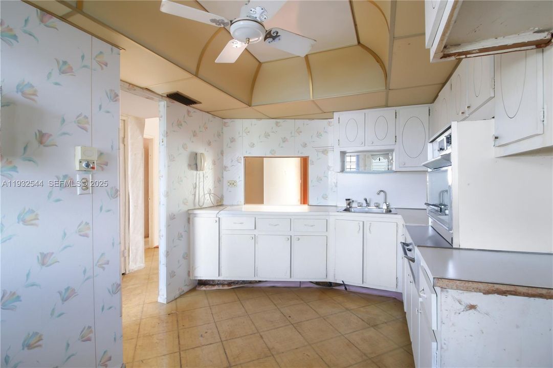 For Sale: $115,000 (1 beds, 1 baths, 1036 Square Feet)