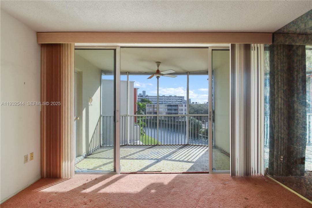 For Sale: $115,000 (1 beds, 1 baths, 1036 Square Feet)