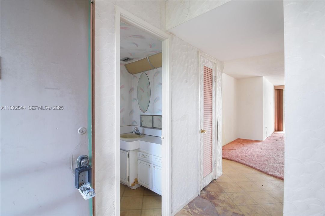 For Sale: $115,000 (1 beds, 1 baths, 1036 Square Feet)