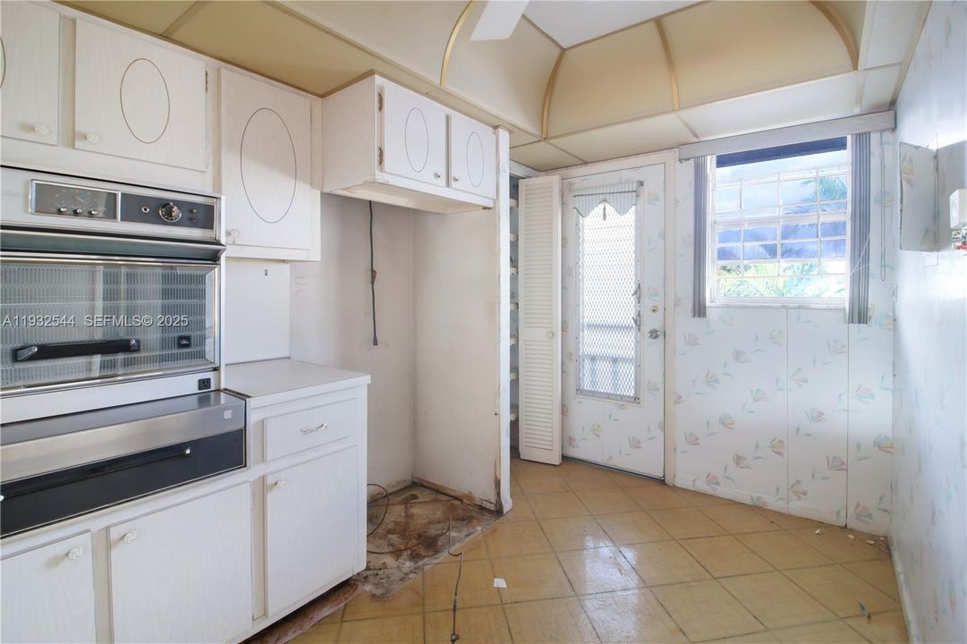 For Sale: $115,000 (1 beds, 1 baths, 1036 Square Feet)