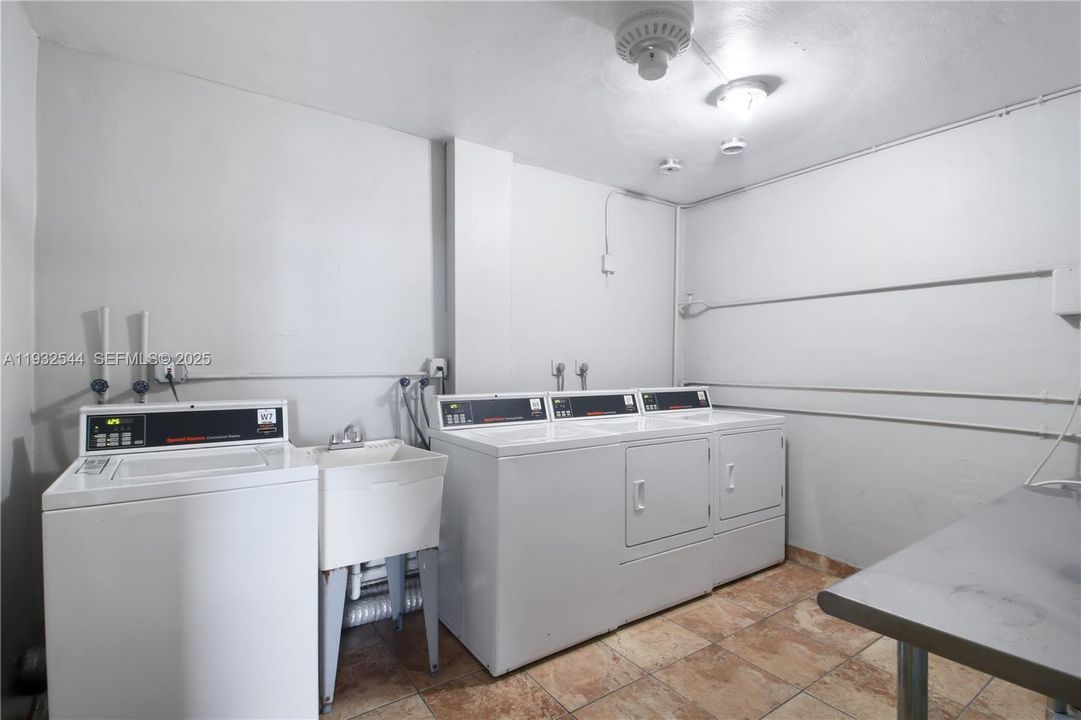 For Sale: $115,000 (1 beds, 1 baths, 1036 Square Feet)