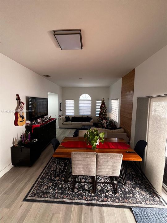 For Sale: $545,000 (3 beds, 2 baths, 1202 Square Feet)