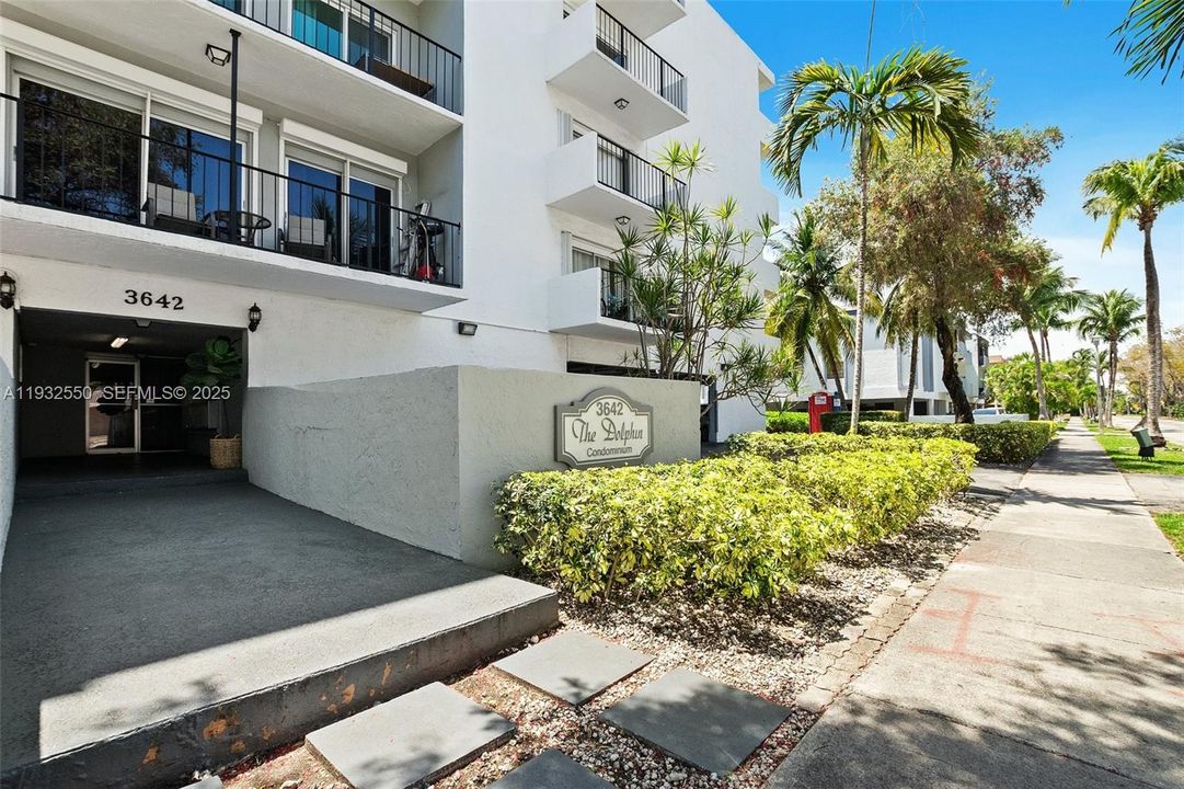 出租: $2,300 (2 贝兹, 1 浴室, 815 平方英尺)