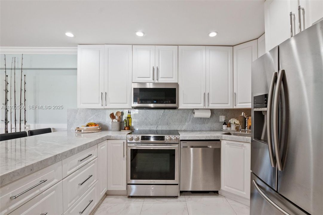 出租: $2,300 (2 贝兹, 1 浴室, 815 平方英尺)