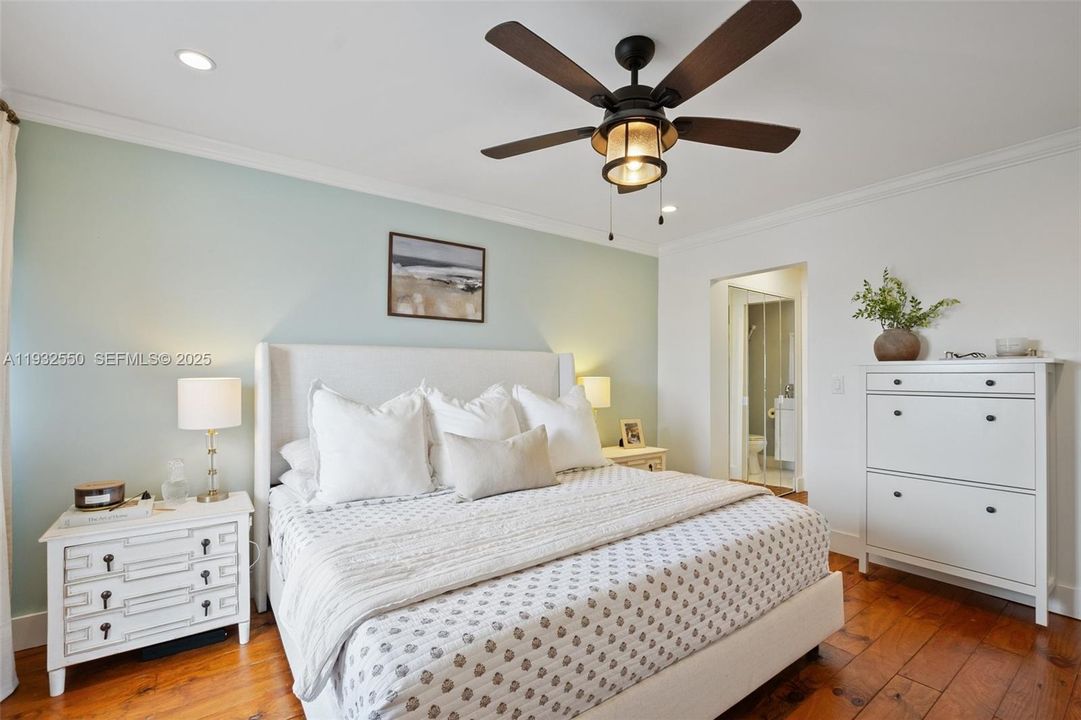 出租: $2,300 (2 贝兹, 1 浴室, 815 平方英尺)