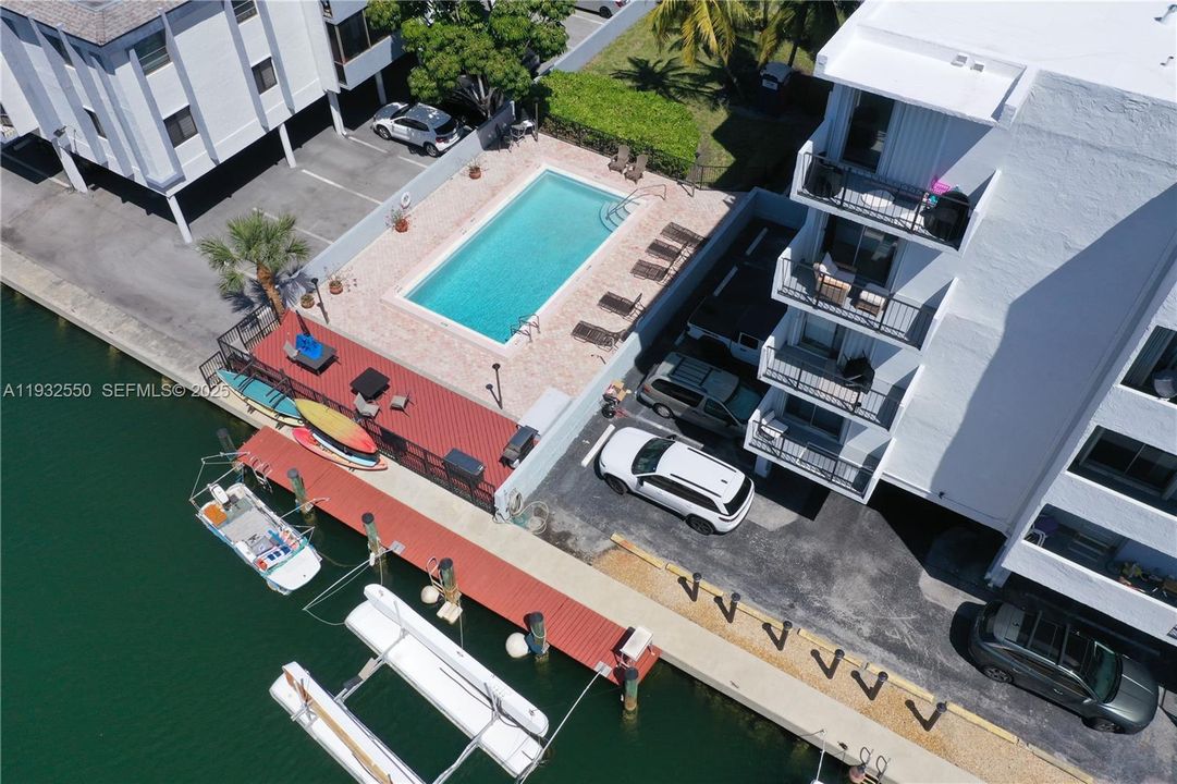 出租: $2,300 (2 贝兹, 1 浴室, 815 平方英尺)