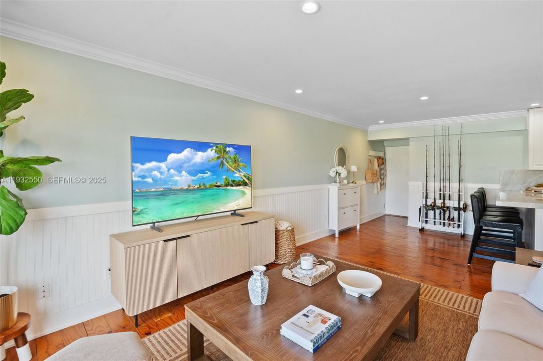 出租: $2,300 (2 贝兹, 1 浴室, 815 平方英尺)