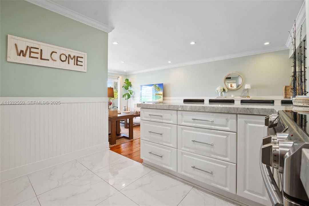 出租: $2,300 (2 贝兹, 1 浴室, 815 平方英尺)