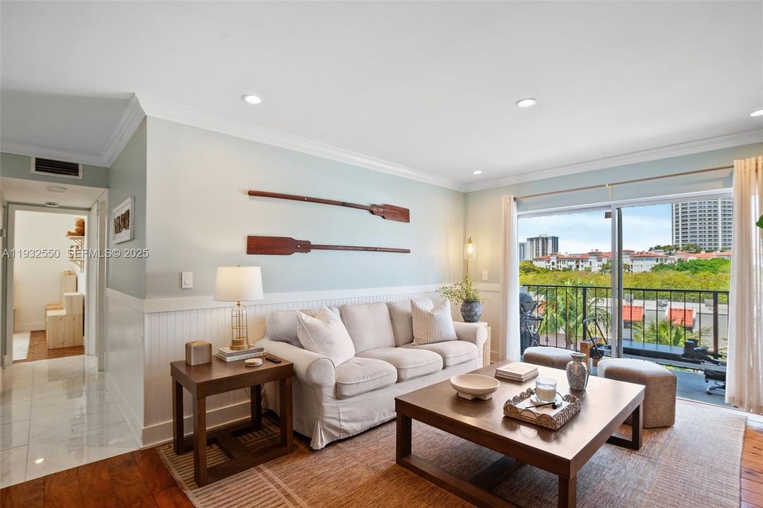 出租: $2,300 (2 贝兹, 1 浴室, 815 平方英尺)