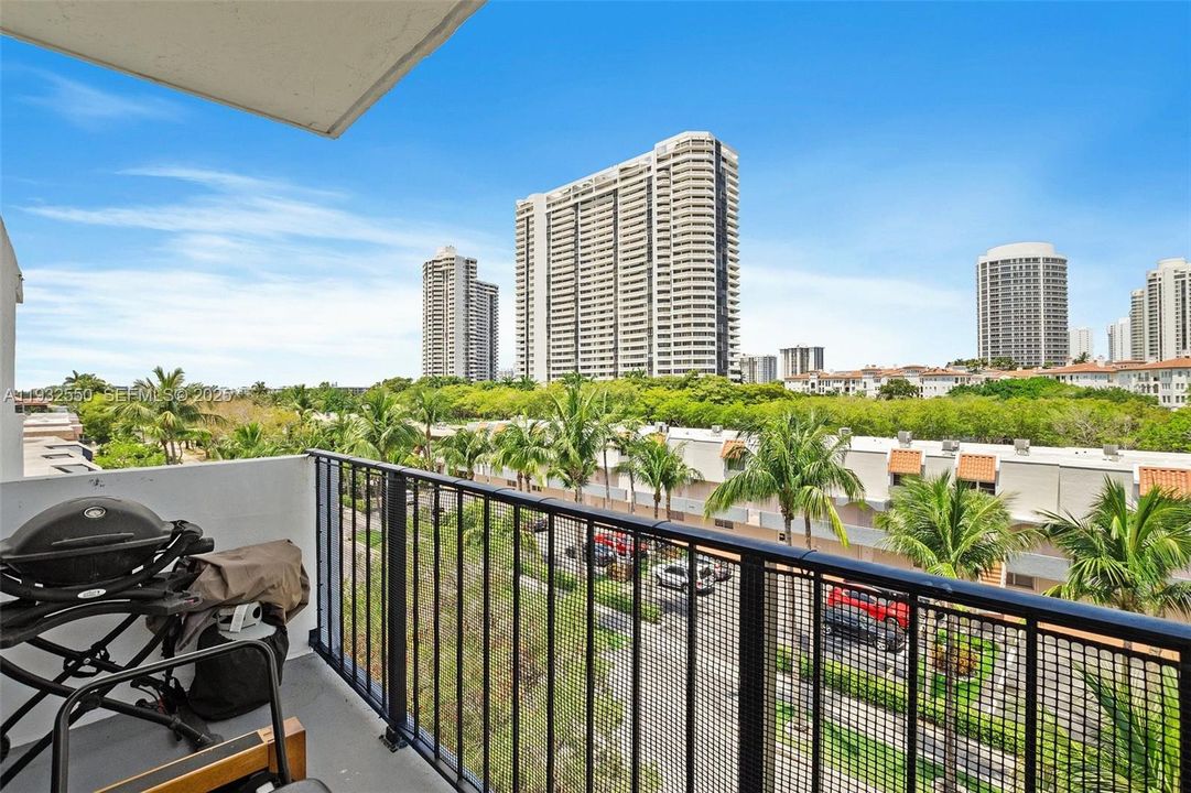 出租: $2,300 (2 贝兹, 1 浴室, 815 平方英尺)