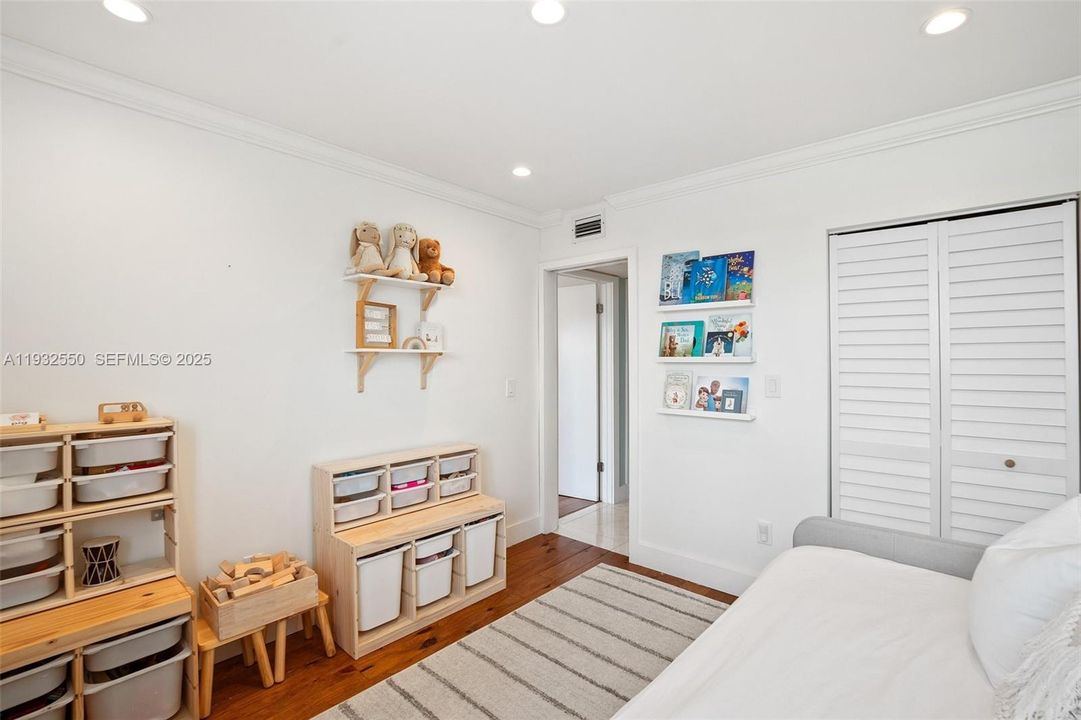 出租: $2,300 (2 贝兹, 1 浴室, 815 平方英尺)