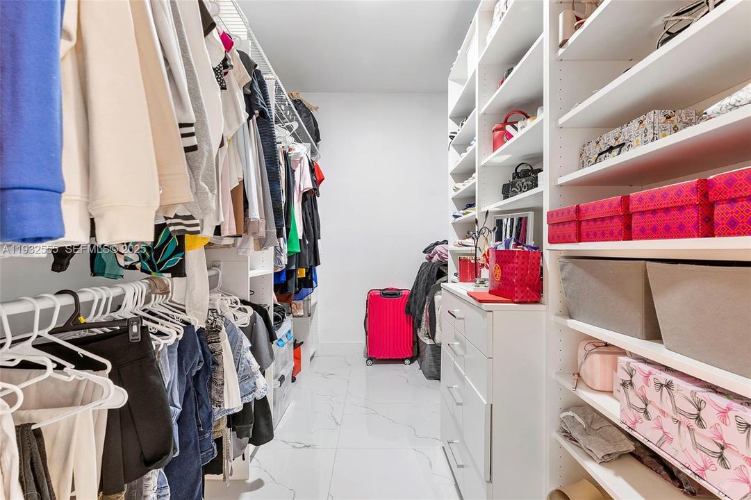 For Sale: $1,400,000 (5 beds, 3 baths, 2807 Square Feet)