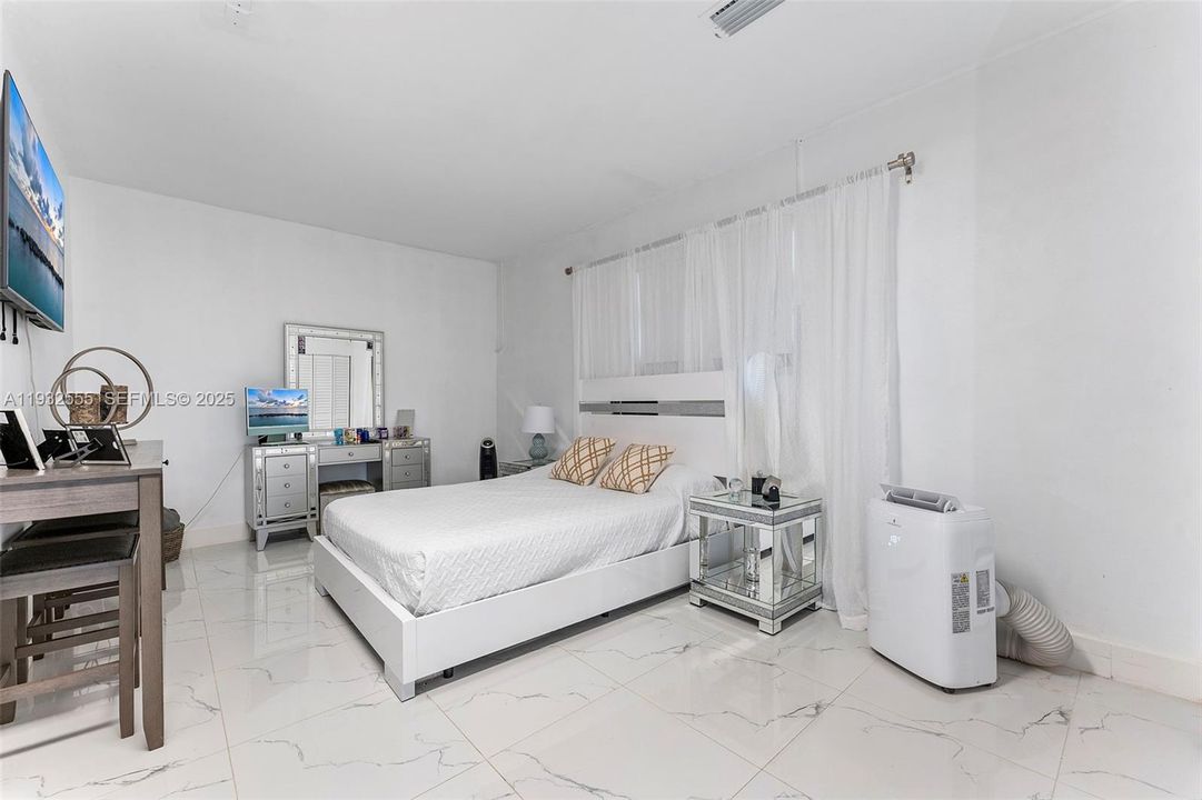 For Sale: $1,400,000 (5 beds, 3 baths, 2807 Square Feet)