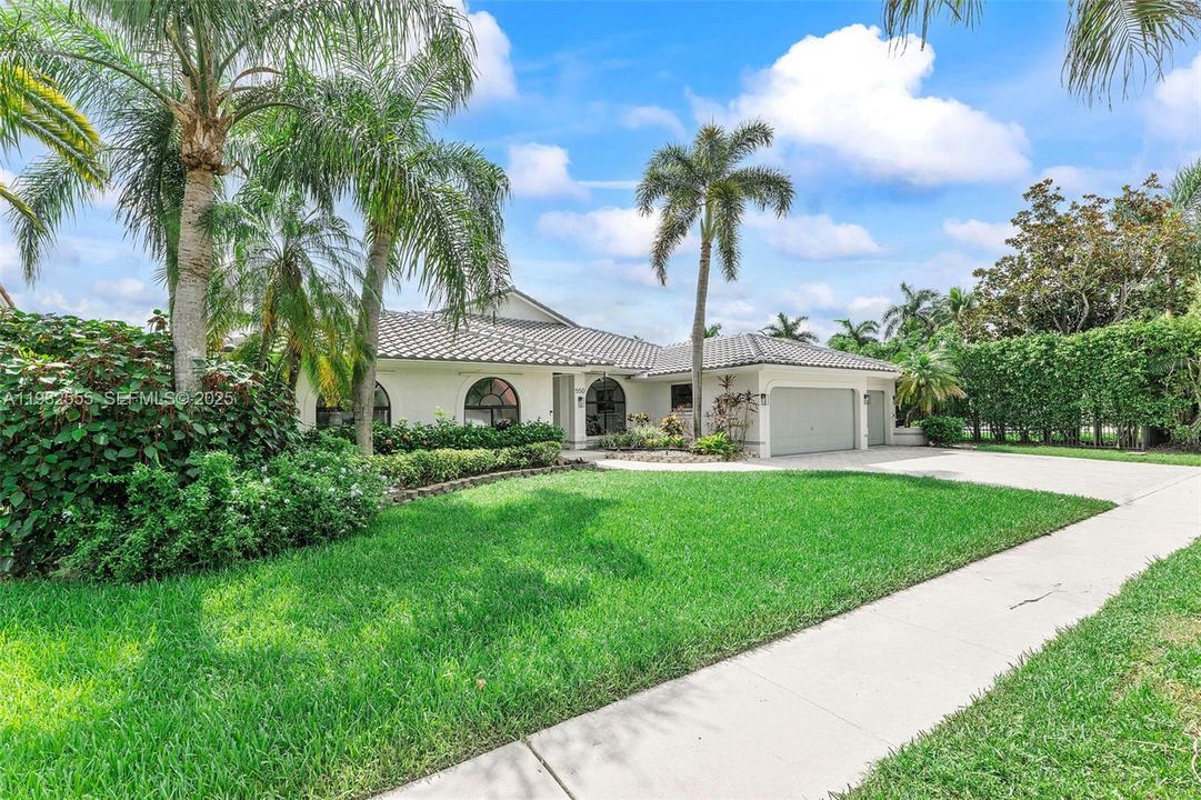 For Sale: $1,400,000 (5 beds, 3 baths, 2807 Square Feet)