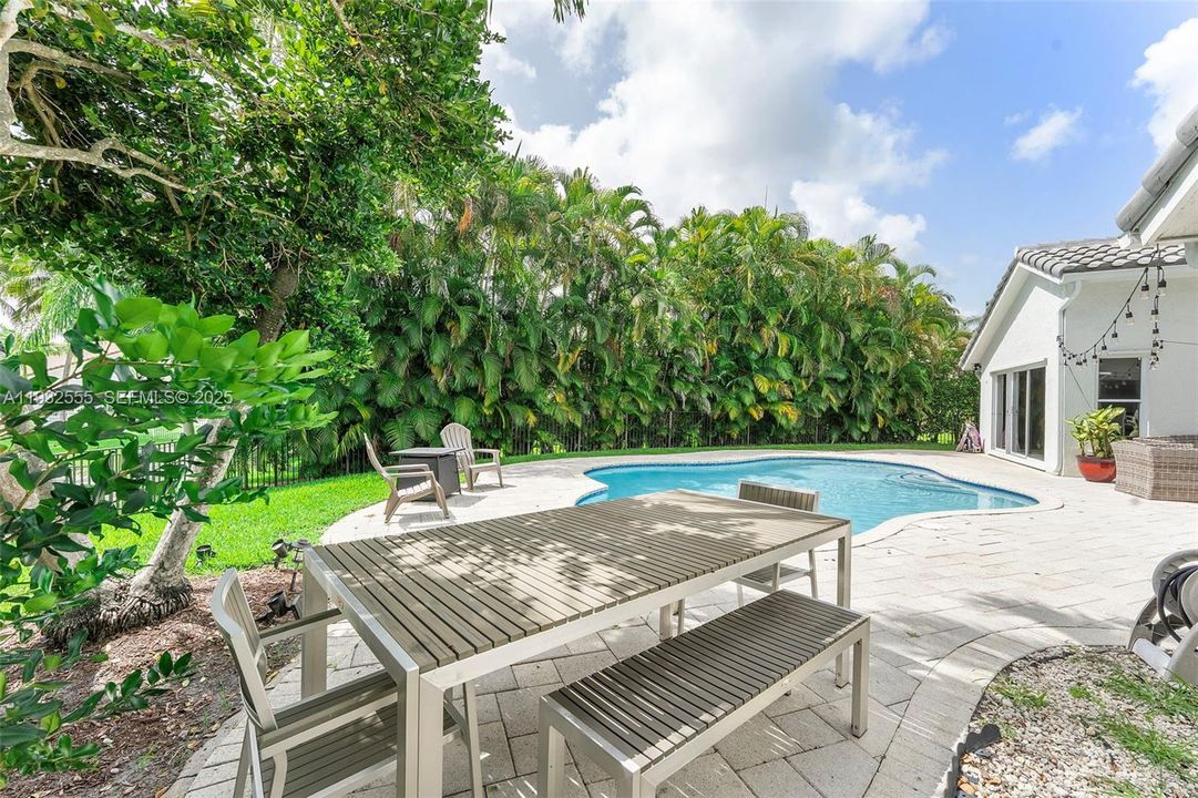 For Sale: $1,400,000 (5 beds, 3 baths, 2807 Square Feet)