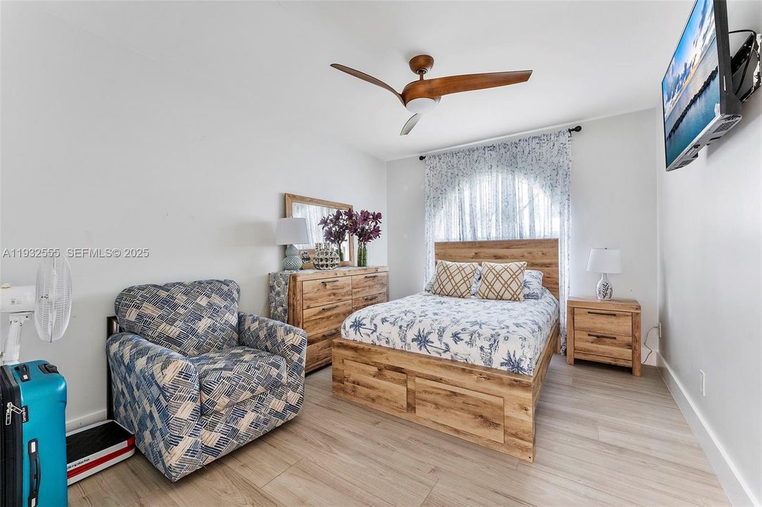 For Sale: $1,400,000 (5 beds, 3 baths, 2807 Square Feet)