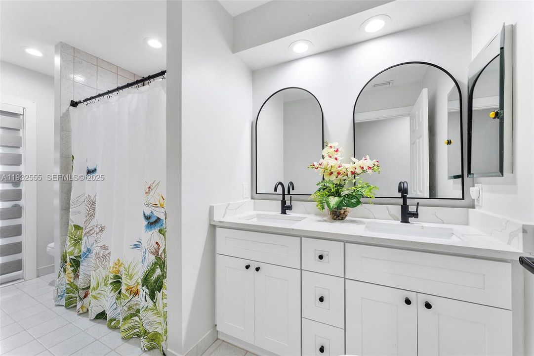 For Sale: $1,400,000 (5 beds, 3 baths, 2807 Square Feet)