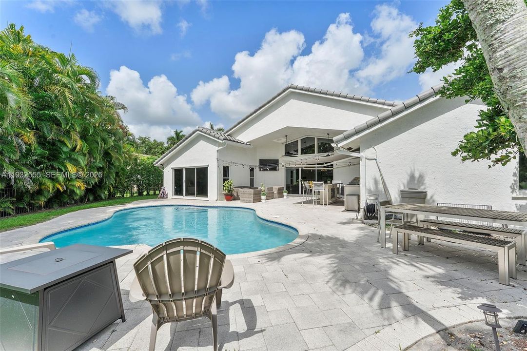 For Sale: $1,400,000 (5 beds, 3 baths, 2807 Square Feet)