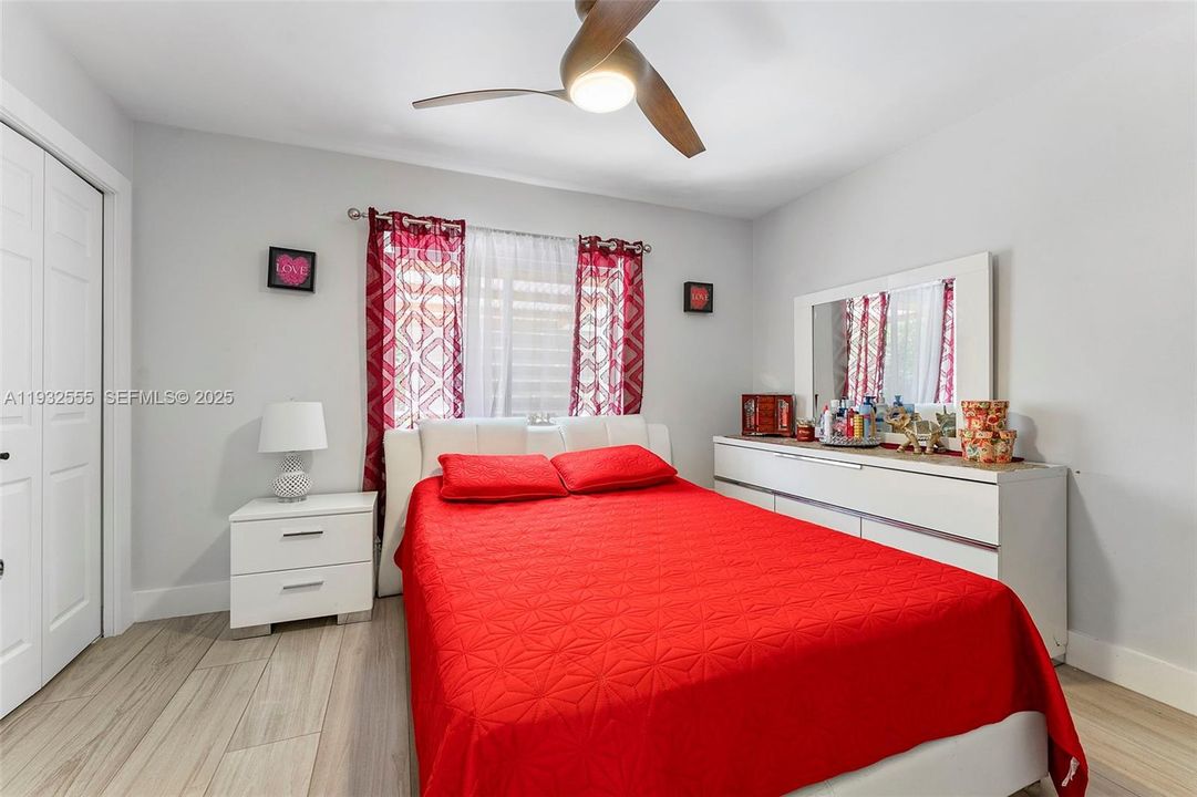 For Sale: $1,400,000 (5 beds, 3 baths, 2807 Square Feet)