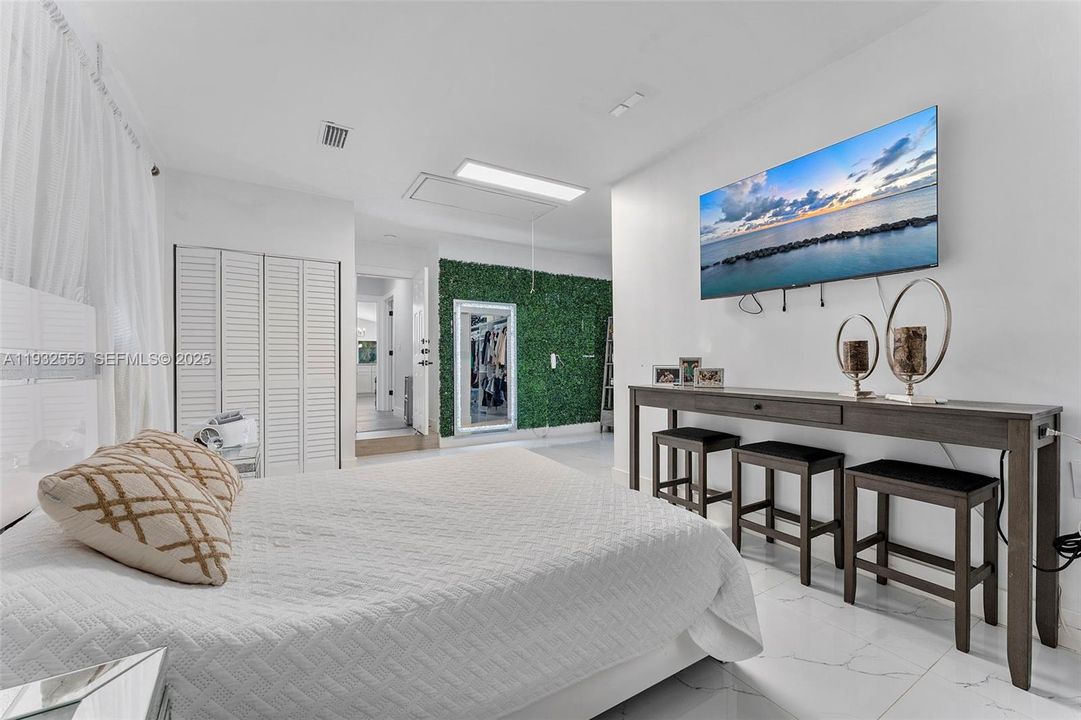 For Sale: $1,400,000 (5 beds, 3 baths, 2807 Square Feet)