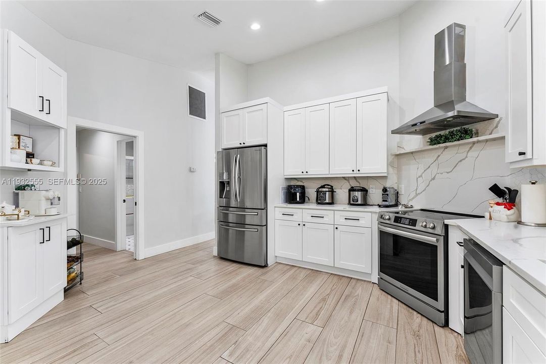 For Sale: $1,400,000 (5 beds, 3 baths, 2807 Square Feet)