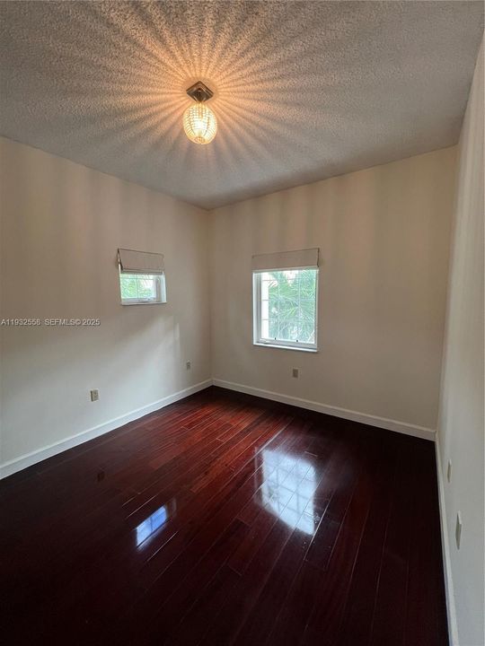 For Rent: $4,800 (3 beds, 2 baths, 1400 Square Feet)