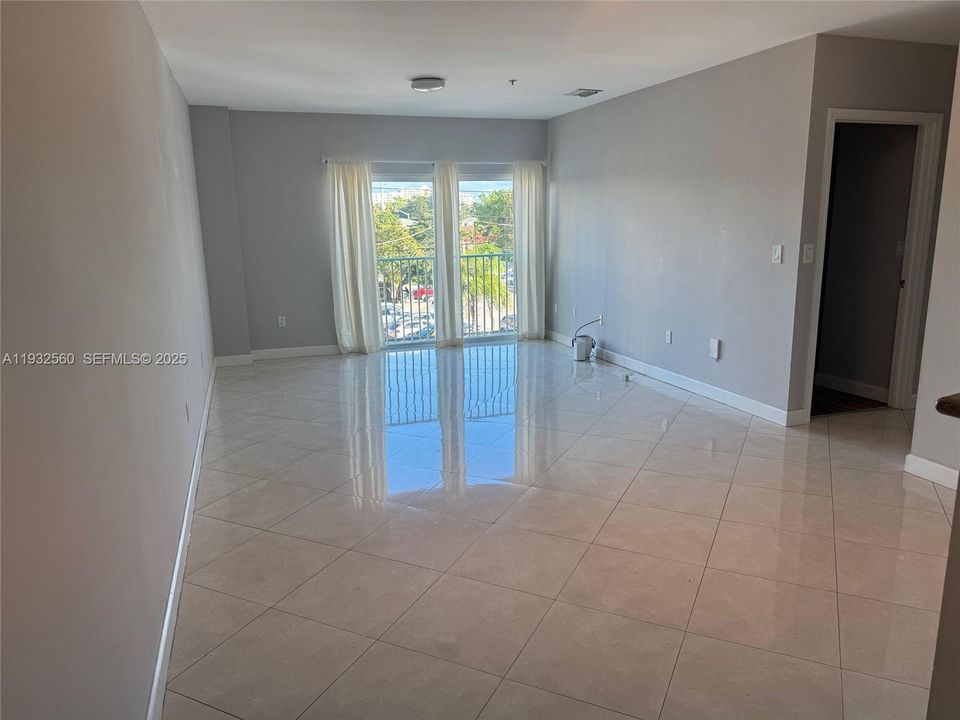 出租: $3,000 (3 贝兹, 2 浴室, 1264 平方英尺)