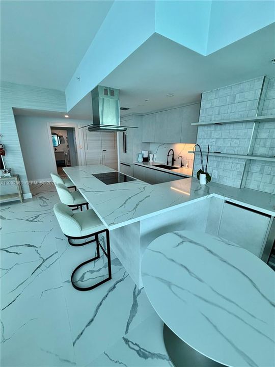 For Sale: $2,300,000 (2 beds, 2 baths, 1290 Square Feet)