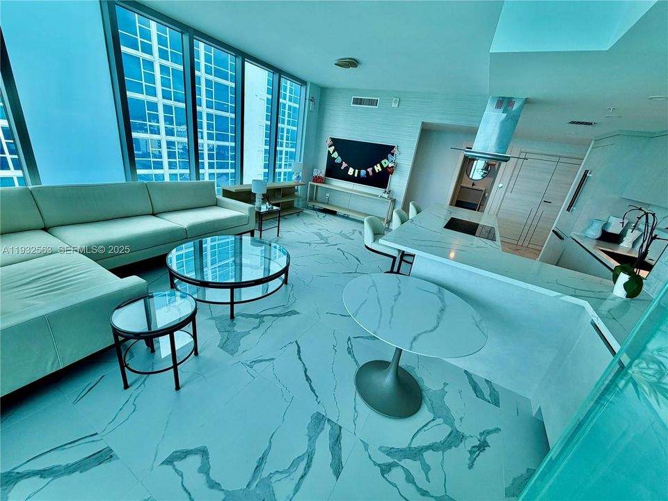 For Sale: $2,300,000 (2 beds, 2 baths, 1290 Square Feet)