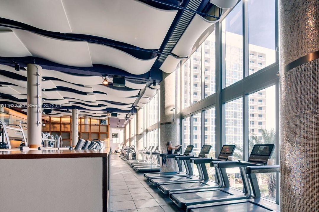 For Sale: $2,300,000 (2 beds, 2 baths, 1290 Square Feet)