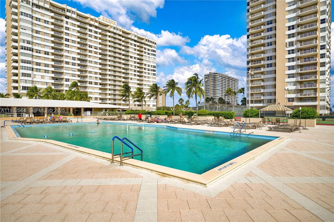 На продажу: $550,000 (2 спален, 2 ванн, 1340 Квадратных фут)