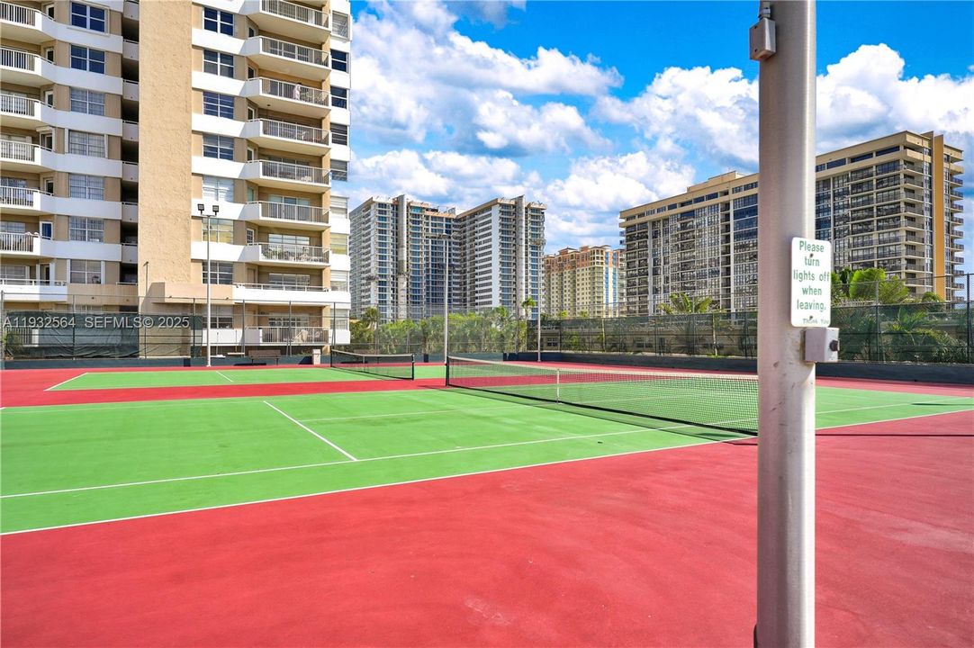 На продажу: $550,000 (2 спален, 2 ванн, 1340 Квадратных фут)