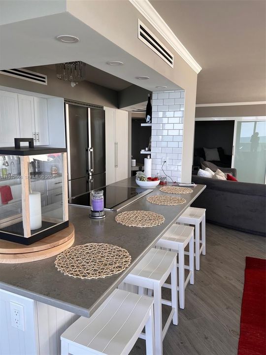 出租: $10,200 (2 贝兹, 2 浴室, 2120 平方英尺)