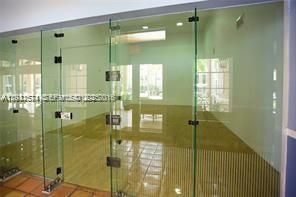 For Sale: $250,000 (1 beds, 1 baths, 690 Square Feet)