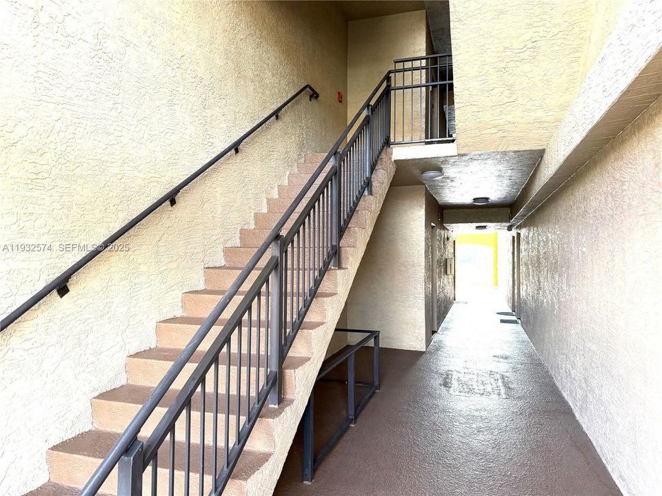 For Sale: $250,000 (1 beds, 1 baths, 690 Square Feet)