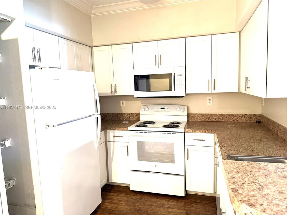 For Sale: $250,000 (1 beds, 1 baths, 690 Square Feet)