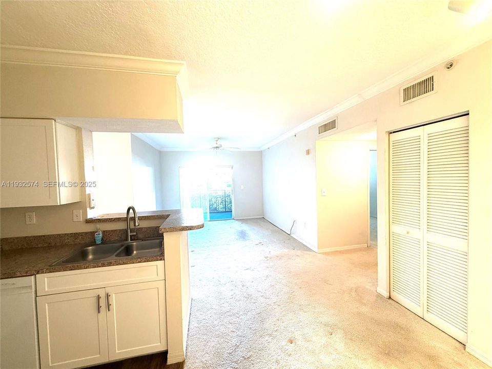 For Sale: $250,000 (1 beds, 1 baths, 690 Square Feet)