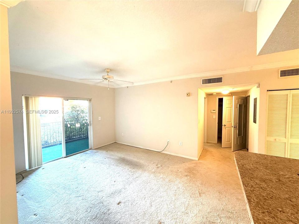 For Sale: $250,000 (1 beds, 1 baths, 690 Square Feet)