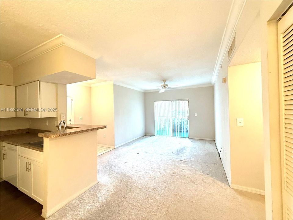 For Sale: $250,000 (1 beds, 1 baths, 690 Square Feet)