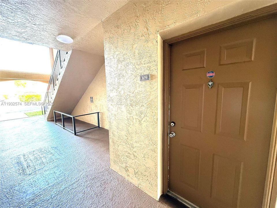 For Sale: $250,000 (1 beds, 1 baths, 690 Square Feet)