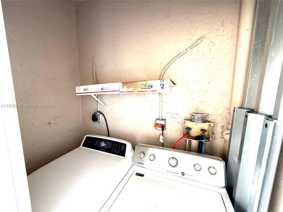 For Sale: $250,000 (1 beds, 1 baths, 690 Square Feet)