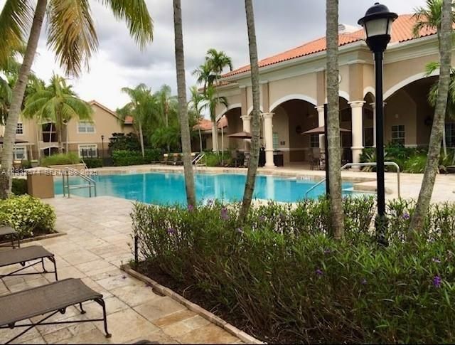 For Sale: $250,000 (1 beds, 1 baths, 690 Square Feet)