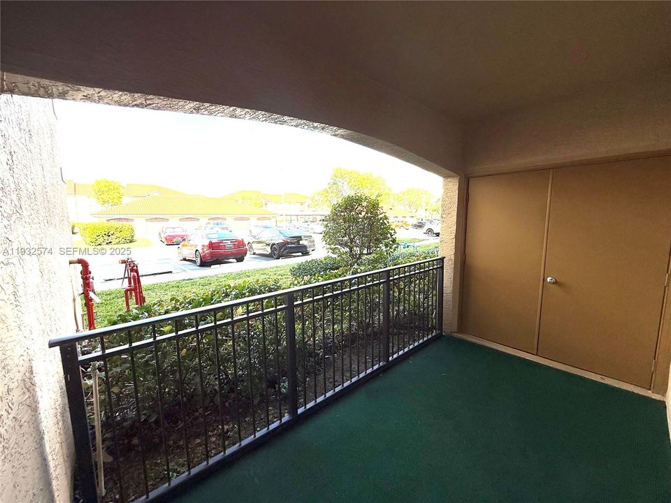 For Sale: $250,000 (1 beds, 1 baths, 690 Square Feet)