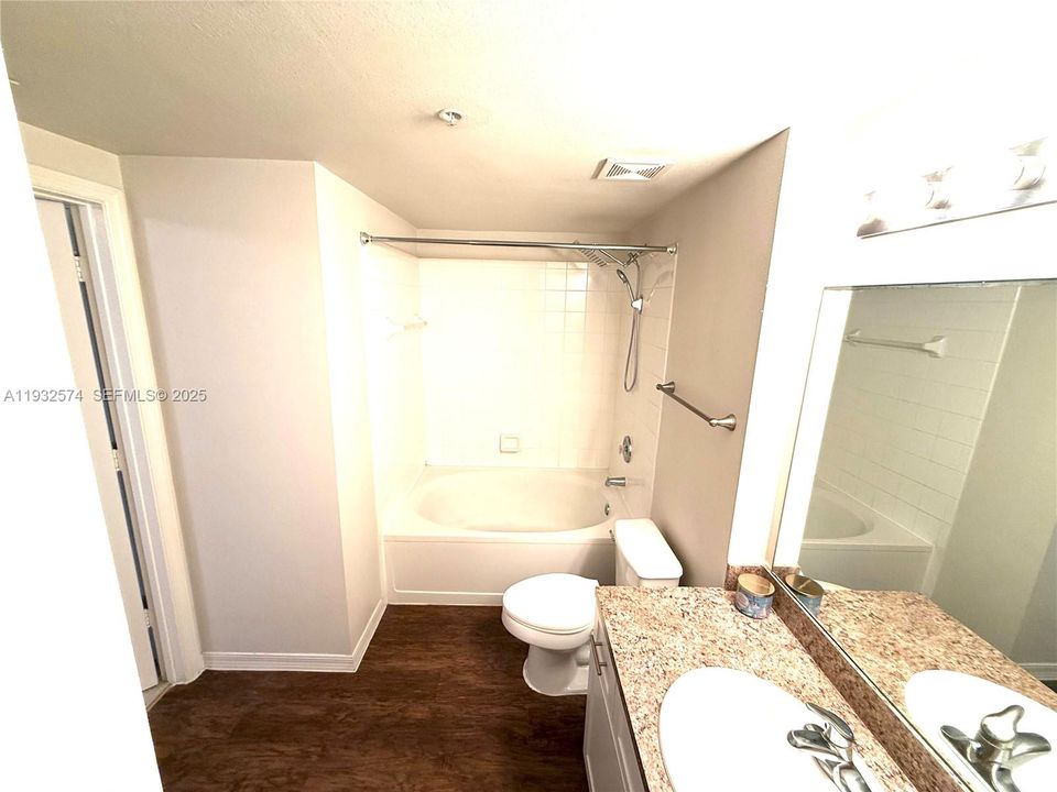 For Sale: $250,000 (1 beds, 1 baths, 690 Square Feet)