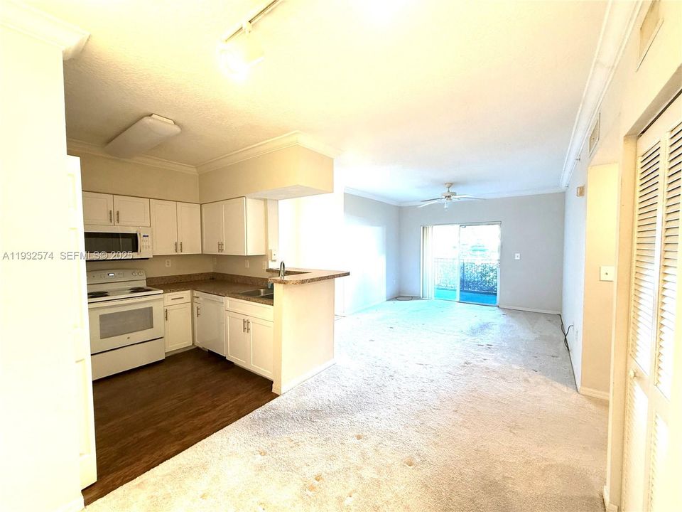 For Sale: $250,000 (1 beds, 1 baths, 690 Square Feet)