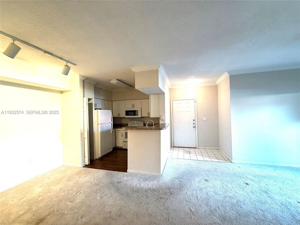 For Sale: $250,000 (1 beds, 1 baths, 690 Square Feet)