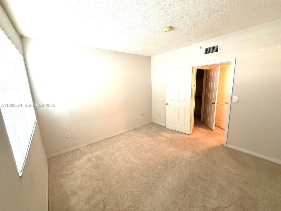 For Sale: $250,000 (1 beds, 1 baths, 690 Square Feet)