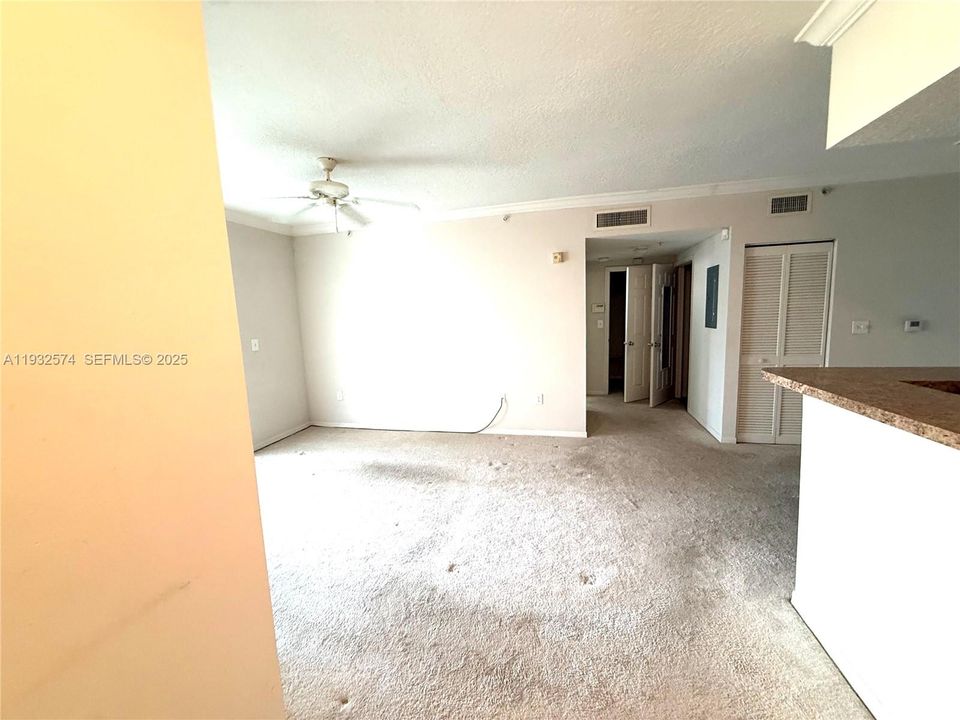 For Sale: $250,000 (1 beds, 1 baths, 690 Square Feet)